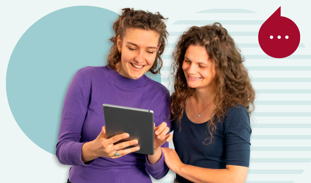 Sophia und Johanna schauen gemeinsam auf ein Tablet Sophia und Johanna schauen gemeinsam auf ein Tablet
